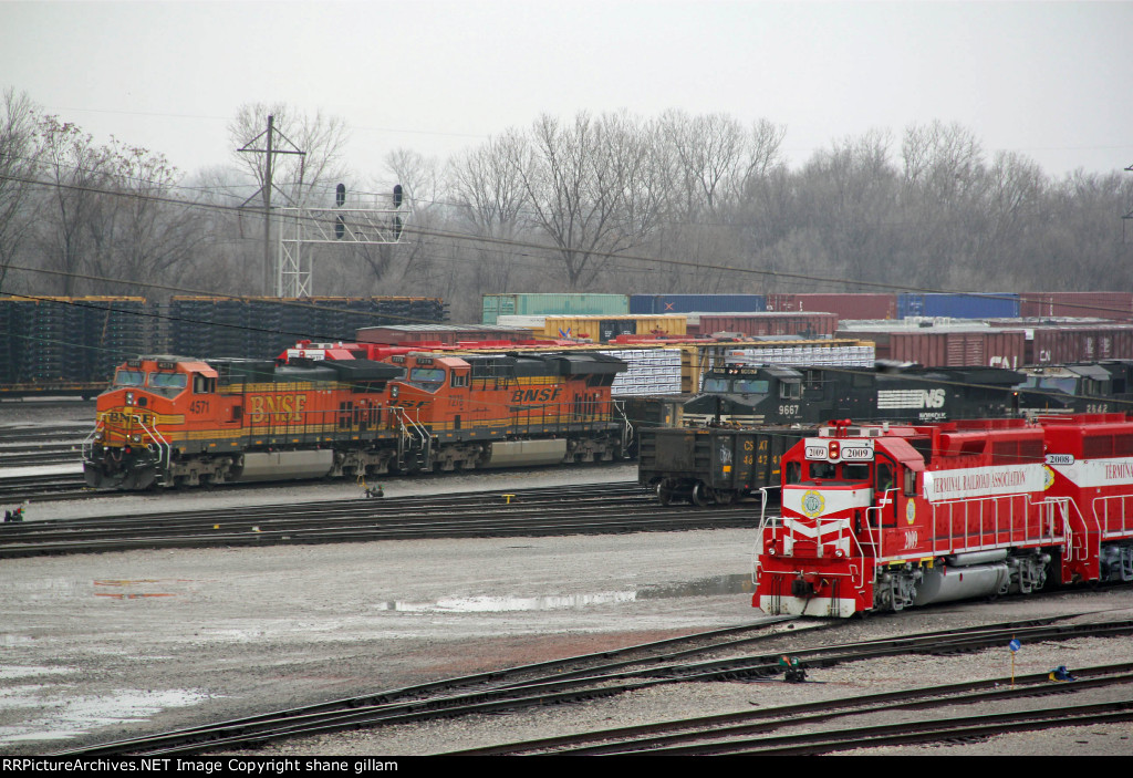 BNSF 4571 And others Sit in the yard.
